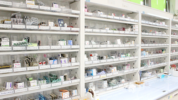 彩生薬局東方店の薬棚