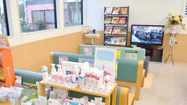 中央薬局　日赤前店の待合スペース