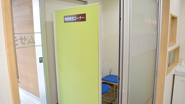ムサシノ薬局の感染予防待合スペース