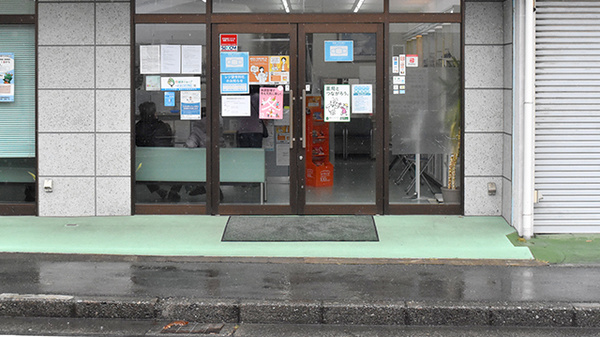 ミドリ薬局　溝端店の入口