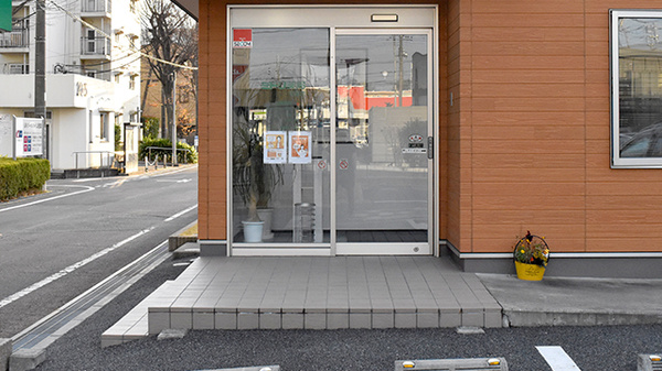 ミドリ薬局　若葉店の入口