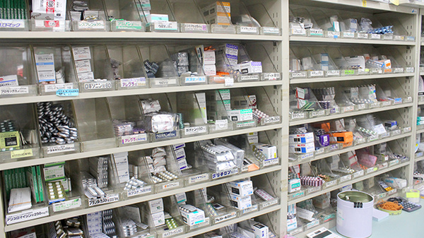 南山堂薬局北与野店の薬棚