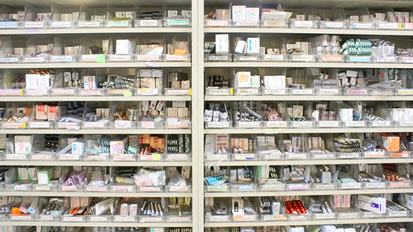 あさひ薬局黒谷店の薬棚