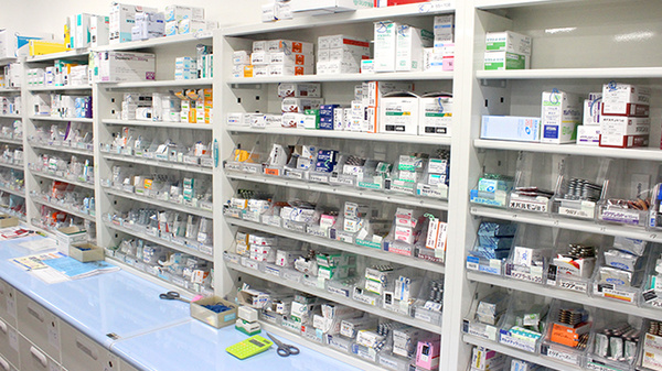 南山堂薬局新天沼店の薬棚