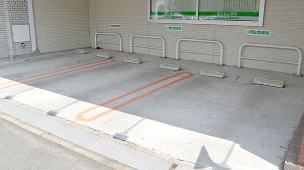 南山堂薬局新天沼店の駐車場