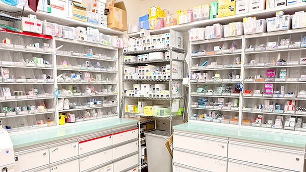 うさぎ薬局　北浦和店の薬棚