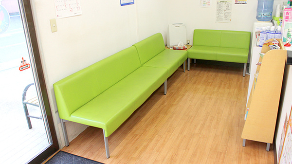 トウカンメディカル朝日薬局の待合スペース