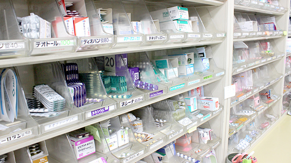 トウカンメディカル朝日薬局の薬棚