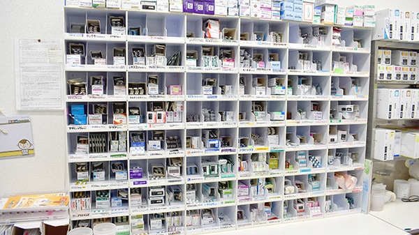 なのはな薬局南店の薬棚