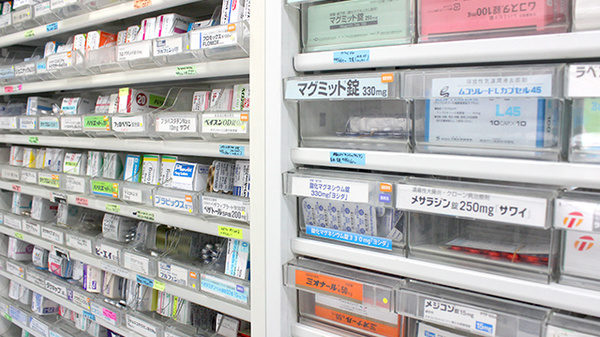 新町まる薬局の薬棚