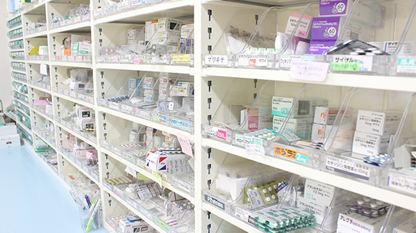 ひまわり薬局　登戸店の薬棚
