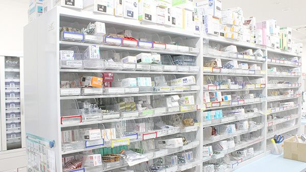とまと薬局　千葉中央店の薬棚