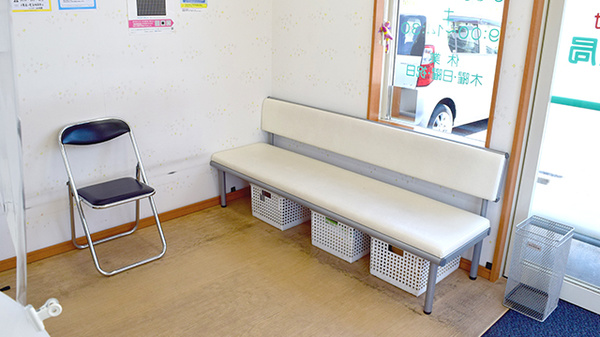 つつじ薬局大網店の待合スペース