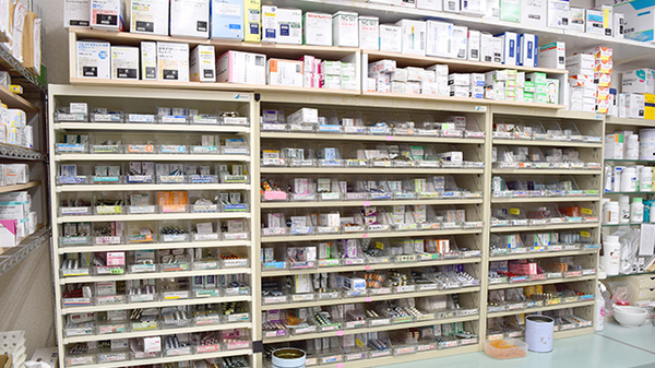 つつじ薬局大網店の薬棚