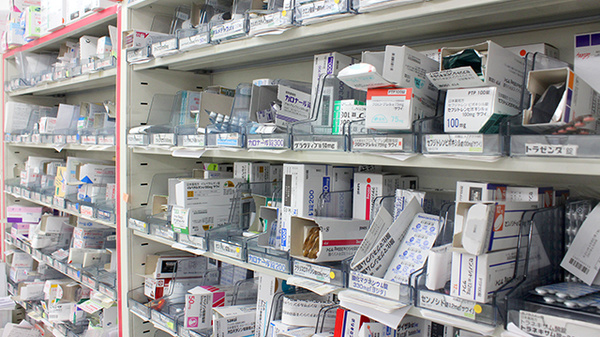 サンメディカルひなた薬局の薬棚