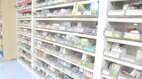 新成堂薬局　浦安店の薬棚