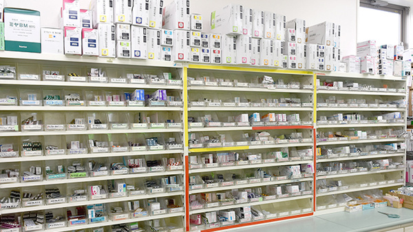 ヤマグチ薬局　柏高田店の薬棚