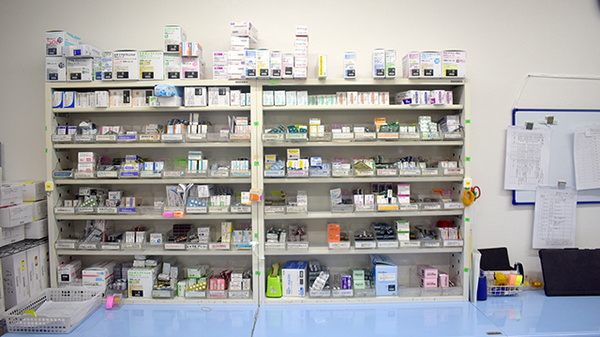 あやめ薬局北小金店の薬棚