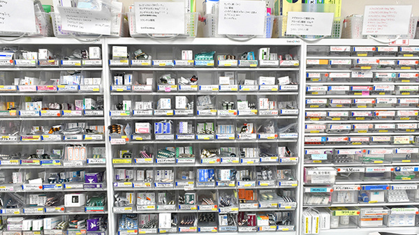 ヤマグチ薬局　北松戸店の薬棚