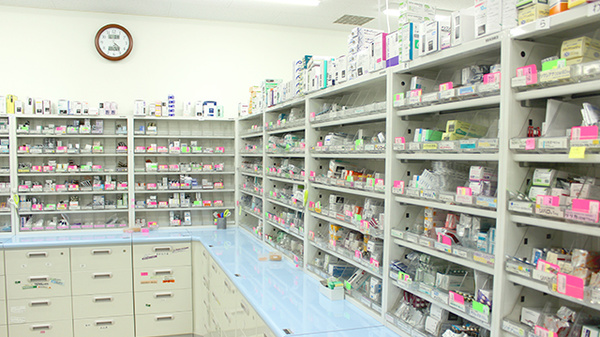 まこ薬局行徳店の薬棚