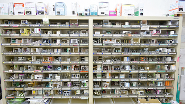 みずほ薬局前原店の薬棚