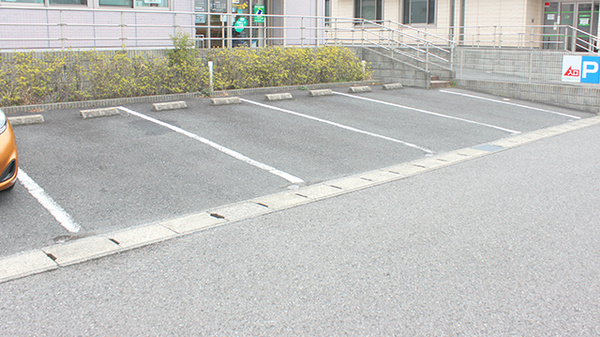 ひまわり薬局高師店の駐車場
