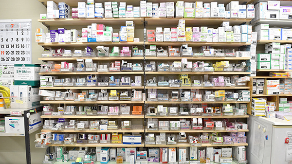江原台薬局の薬棚