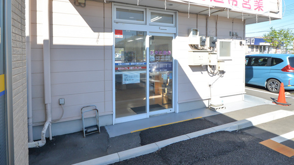 あやめ薬局下志津店の入口