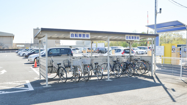 あやめ薬局下志津店の駐輪場