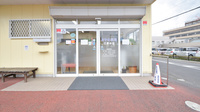 あやめ薬局江原台店の入口