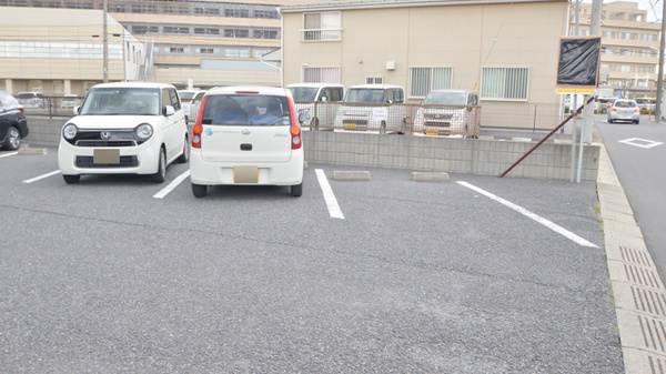 あやめ薬局江原台店の駐車場