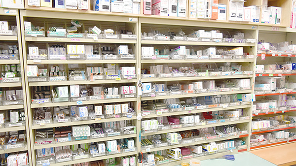 とまと薬局の薬棚