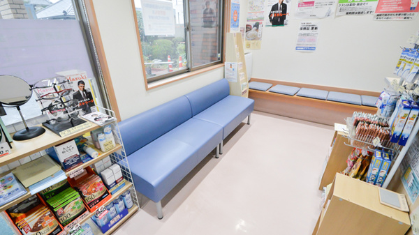 あやめ薬局八街店の待合スペース
