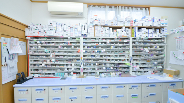 あやめ薬局西の原店の薬棚