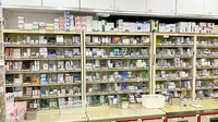 十字堂薬局　神田店の薬棚