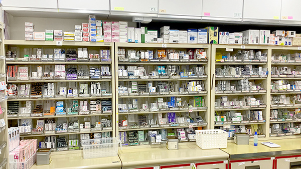 十字堂薬局　神田店の薬棚