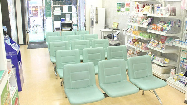 薬樹薬局　飯田橋の待合スペース