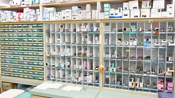 ヤマグチ薬局　オペラシティ店の薬棚