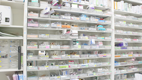 たけのこ薬局目白店の薬棚