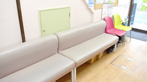 寿々薬局の待合スペース