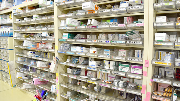 リボーン薬局千駄木店の薬棚