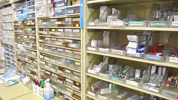 くみ薬局の薬棚