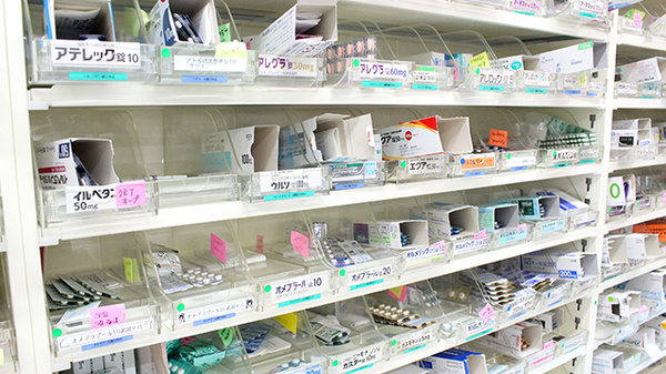 旗の台フレンド薬局の薬棚