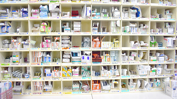 稲垣薬局　中目黒店の薬棚