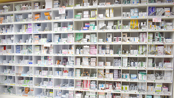 稲垣薬局　新目黒店の薬棚