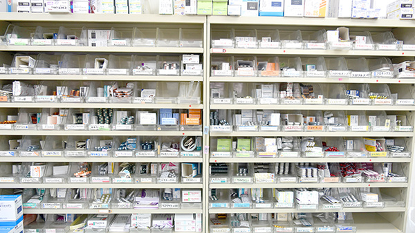 ヤマグチ薬局　学芸大駅前店の薬棚
