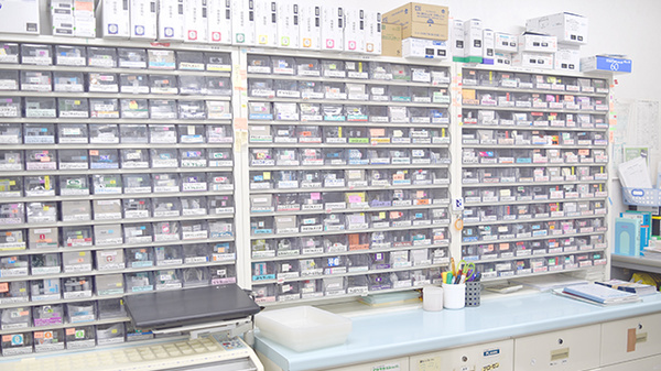 ふたば薬局の薬棚