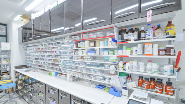 あやめ薬局広尾ガーデンヒルズ店の薬棚