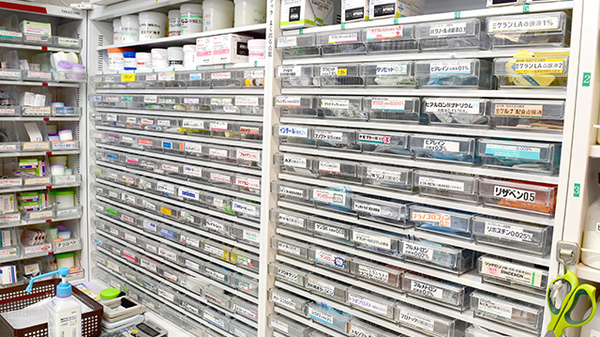 アンサン薬局　中野店（旧池田薬局ＦＧ中野店）の薬棚