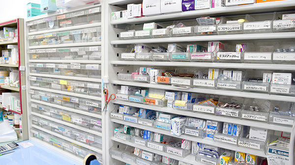 いずみ薬局中野店の薬棚